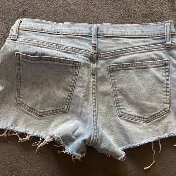 Women’s Gap denim size 28 cutoff 3” shorts!  Size 8 - Picture 3 of 3